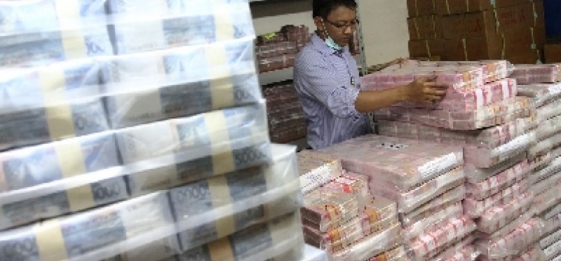 Bank Indonesia holds its next policy-setting meeting on Thursday, and economists in a Reuters poll widely expected it to hold rates steady. Stock of money is in a state-own bank in Indonesia (Illustration).