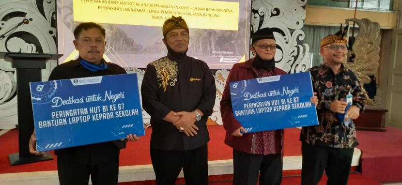 Bank Indonesia Jawa Barat menyerahkan bantuan sosial Covid-19 di kabupaten Bandung, Kamis (10/9)