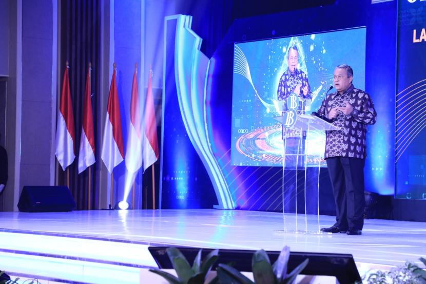 Bank Indonesia kembali menerbitkan Laporan Perekonomian Indonesia (LPI), Laporan Tahunan Bank Indonesia (LTBI), serta Laporan Ekonomi dan Keuangan Syariah Indonesia (LEKSI) 2021 yang diluncurkan oleh Gubernur Bank Indonesia, Perry Warjiyo sebagai bentuk transparansi dan akuntabilitas