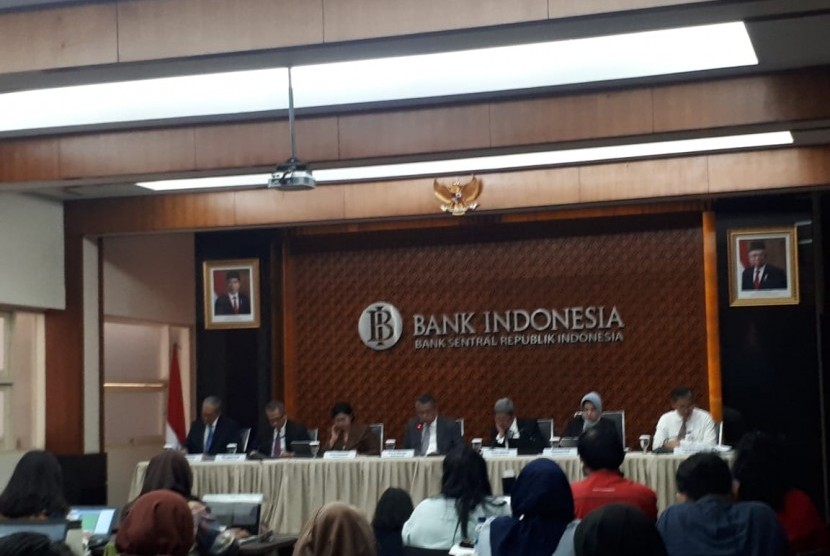 Bank Indonesia mengumumkan untuk mempertahankan suku bunga acuan BI 7 Days Reverse Repo Rate di posisi 5,00 persen, di Gedung Bank Indonesia, Jakarta, Kamis, (21/11).