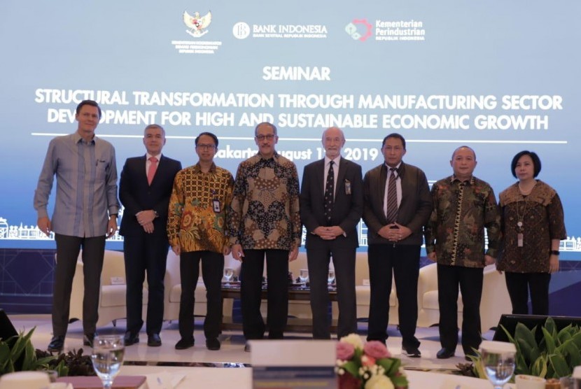 Bank Indonesia menyelenggarakan seminar ‘Structural Transformation through Manufacturing Sector Development for High and Sustainable Economic Growth’ di Gedung Bank Indonesia, Jakarta, Senin (12/8). 