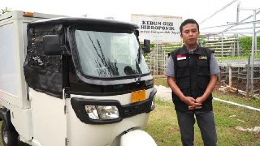 Bank Indonesia Perwakilan Jawa Barat menyumbangkan satu unit motor  tiga roda untuk kebun gizi hidroponik  BMH di Pesantren Hidayatullah Depok.