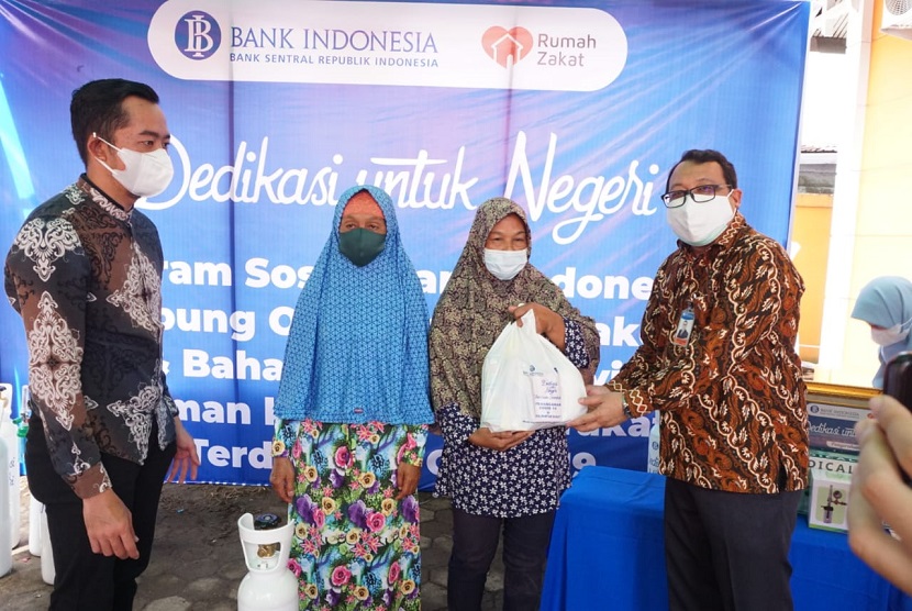  Bank Indonesia Provinsi Kalimantan Barat menyerahkan bantuan berupa tabung oksigen, sembako dan kebutuhan anak kepada Rumah Zakat Pontianak, untuk masyarakat yang terdampak pandemi COVID-19. Penyerahan bantuan tersebut berlangsung di Rumah Zakat Kalbar, pada Selasa (24/8).