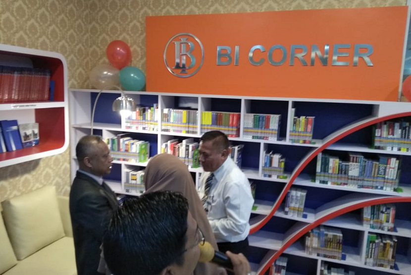 Bank Indonesia Sumbar membuka pojok baca di Perpustkaan UPI Padang, Rabu (31/10). 