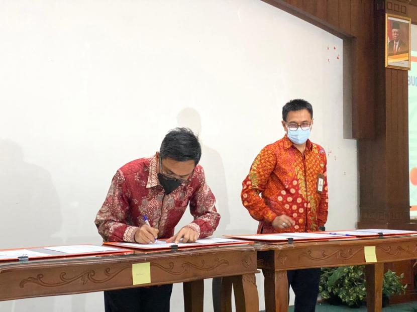 Bank Kalsel dengan PT Pos Indonesia menggelar acara penandatanganan Memorandum Of Understanding (MoU) mengenai Pemanfaatan Jasa Layanan dan Produk di Gedung Pos Ibukota, Jakarta, Kamis (4/3).