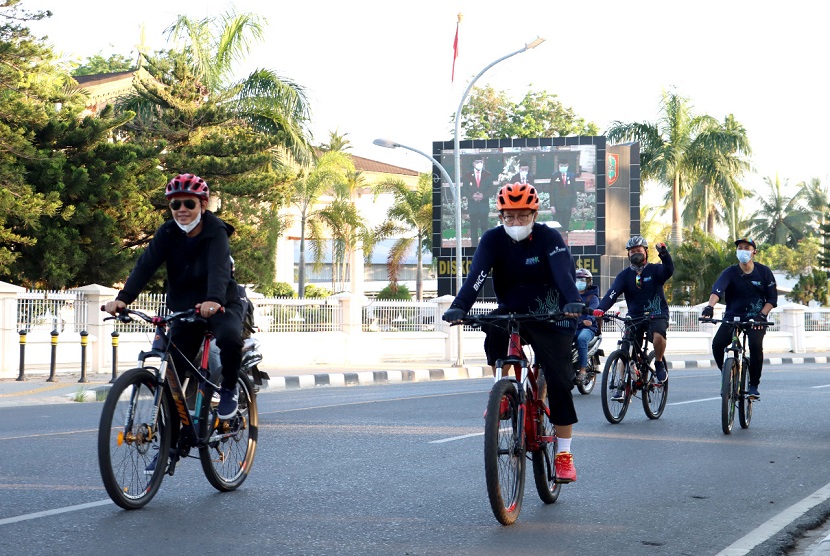 Bank Kalsel mengadakan Bike To Work sebagai ajang silaturahmi antara manajemen dengan para pegawai serta sebagai kiat memacu kinerja perusahaan, Kamis, (10/6).