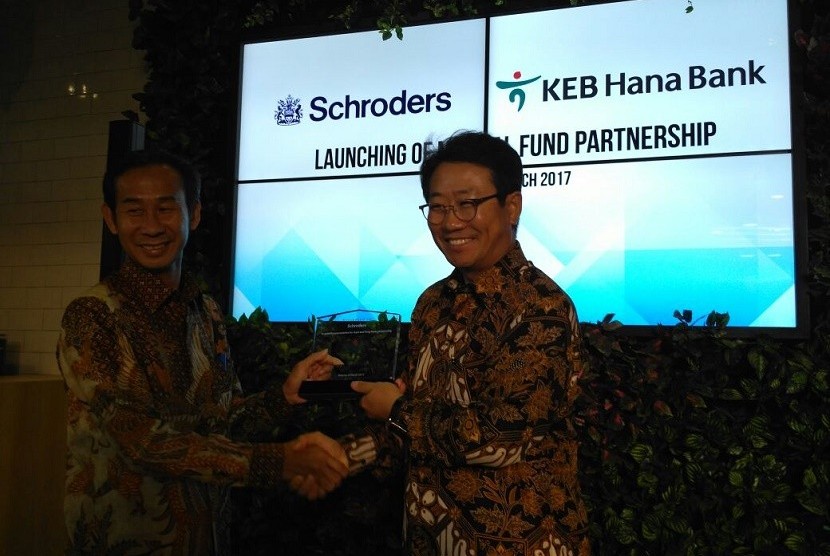 Bank KEB Hana bekerjasama dengan PT Schroder Investment Management Indonesia, untuk mendorong kesadaran masyarakat berinvestasi, Rabu, (8/3).