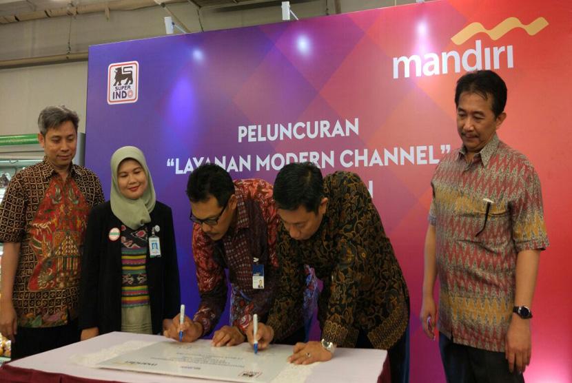 Bank Mandiri bekerja sama dengan Super Indo meluncurkan layanan pembayaran iuran BPJS Kesehatan melalui modern channel, Rabu (22/2). 