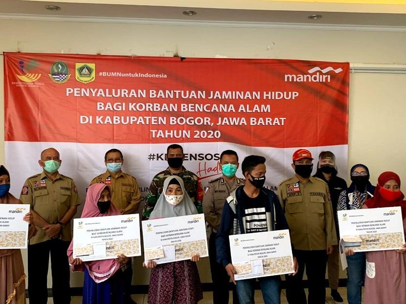 Bank Mandiri bersama Kementerian Sosial menyerahkan bantuan sosial (Bansos) Jaminan Hidup (Jadup) sebesar Rp 3,7 miliar kepada korban bencana banjir di Kabupaten Bogor, Jawa Barat.