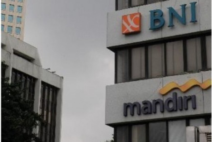 Bank Mandiri dan BNI merupakan bank milik pemerintah. 