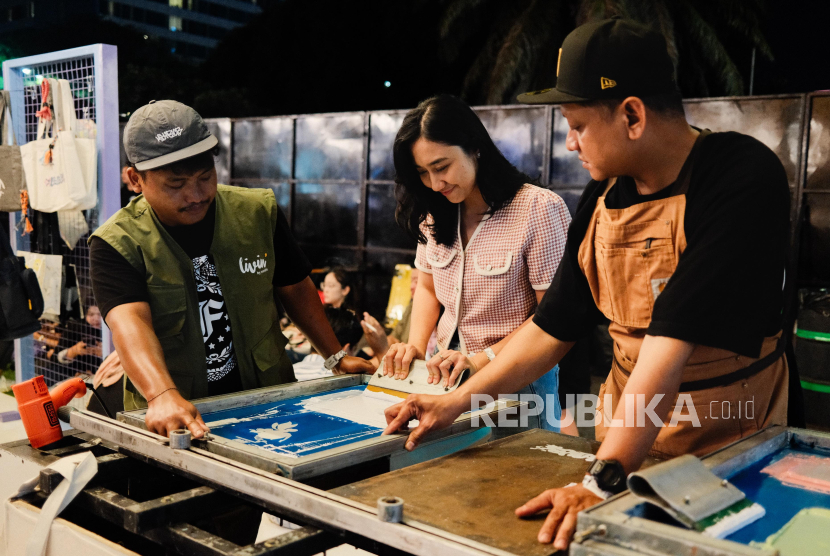 Bank Mandiri hadir mendukung LaLaLa Festival 2025, salah satu daya tarik utama festival ini yaitu menghadirkan live printing recycled merchandise.