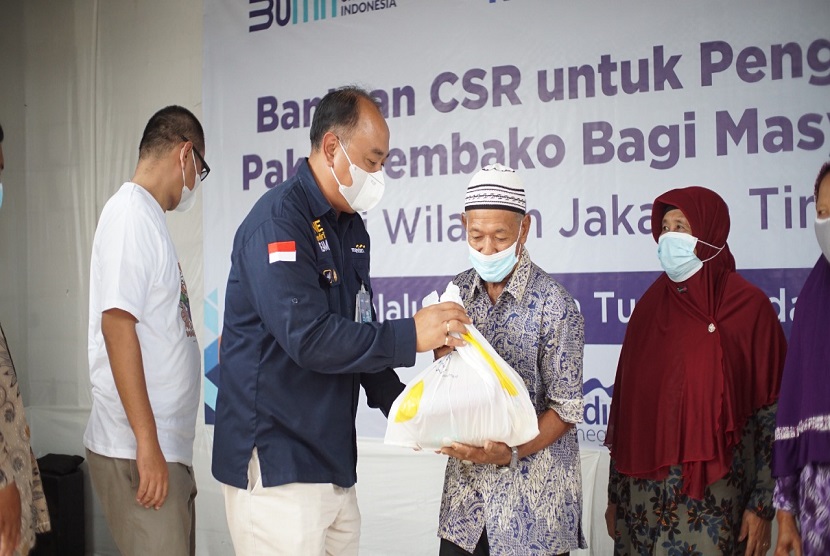Bank Mandiri melalui Yayasan T.Care mengadakan program CSR pembagian 1000 paket sembako untuk masyarakat di wilayah Jakarta Timur. Secara simbolis, penyerahan paket sembako tersebut diberikan kepada masyarakat dan petani binaan di Kampung Anggur Munjul, Jakarta Timur (25/11). 