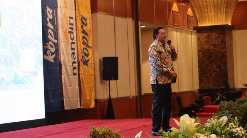 Bank Mandiri memperkenalkan layanan transaksi digital teranyar segmen wholesale bertajuk Kopra by Mandiri kepada 419 PBM yang hadir dalam acara Musyawarah Nasional (MUNAS) VIII Asosiasi Perusahaan Bongkar Muat Indonesia (APBMI) 2021 yang digelar di Jakarta, Selasa (26/10).