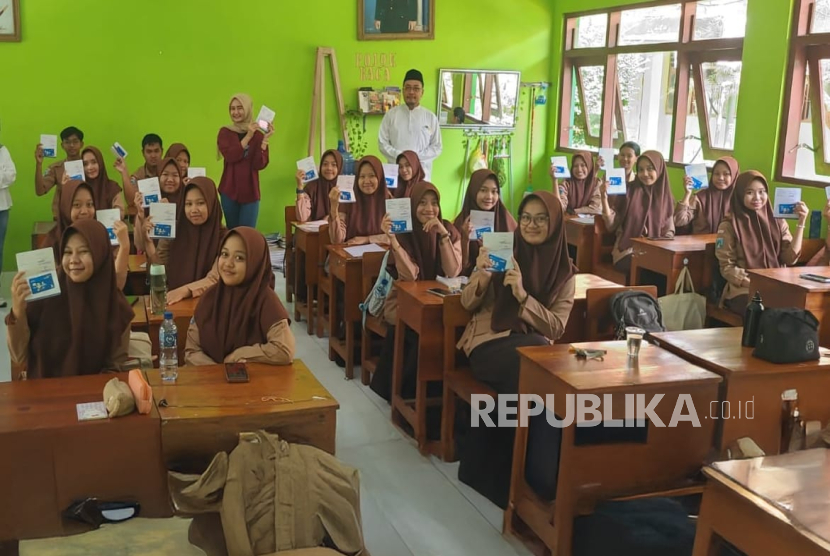 Bank Mandiri menanamkan literasi keuangan sejak dini dengan menggelar lebih dari 200 aktivasi literasi dan edukasi keuangan serta pembukaan rekening SimPel.