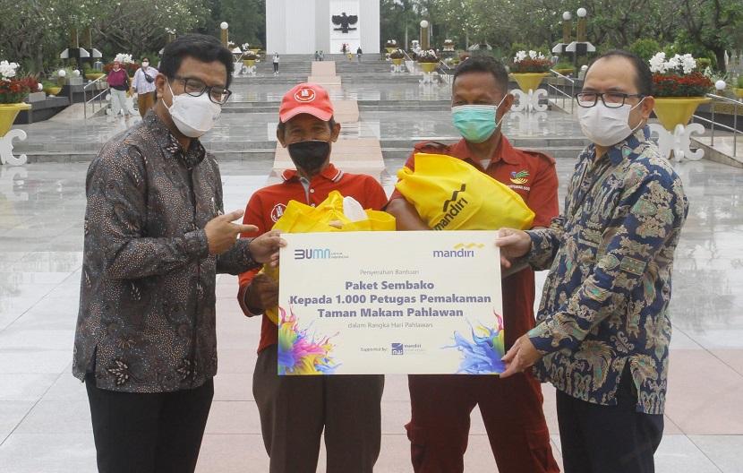 Bank Mandiri menyalurkan apresiasi berupa paket sembako kepada 1.000 petugas yang mengabdikan diri di 20 Taman Makam Pahlawan (TMP) di Indonesia dalam rangka menyambut Hari Pahlawan 10 November.
