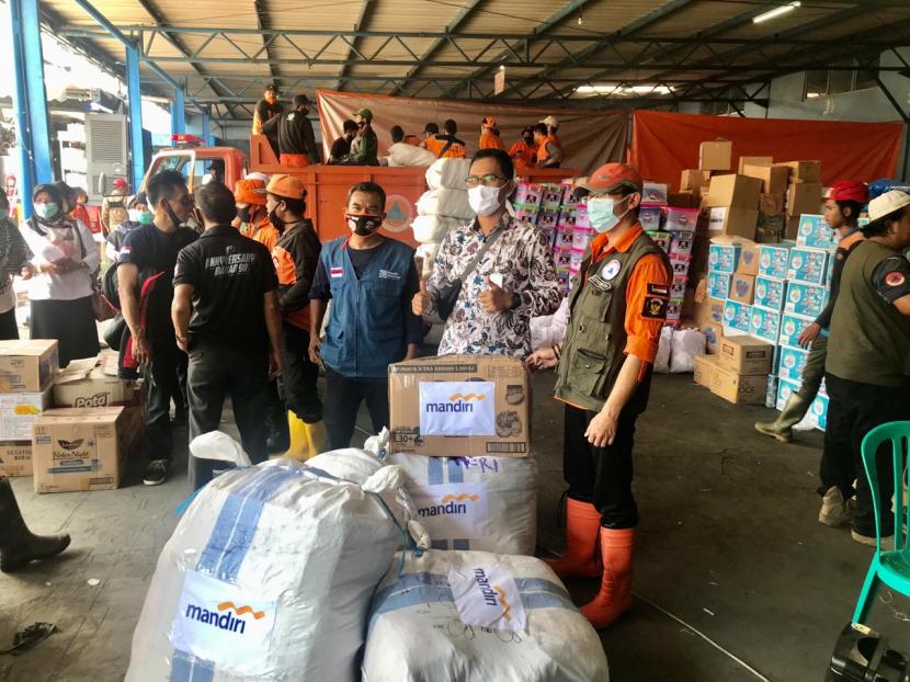 Bank Mandiri menyalurkan bantuan berupa kebutuhan sandang bagi korban banjir bandang Sukabumi.