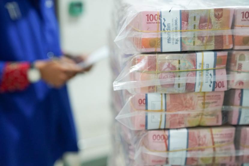 Bank Mandiri menyiapkan kebutuhan uang tunai sekitar Rp 5,9 triliun untuk mengantisipasi peningkatan kebutuhan uang tunai di masyarakat wilayah Jawa Barat, kecuali Bogor, Depok dan Bekasi, selama 30 hari ke depan.