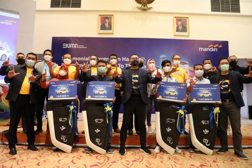 Bank Mandiri Region VI/Jawa Barat,  menyerahkan hadiah kepada 41 nasabah dari total 385 nasabah yang telah terverifikasi menjadi pemenang Program Livin to the Max, terhitung sejak Periode Pengundian Tahap 1 (2 Oktober 2021) hingga Periode Pengundian Tahap 5 (10 November 2021).