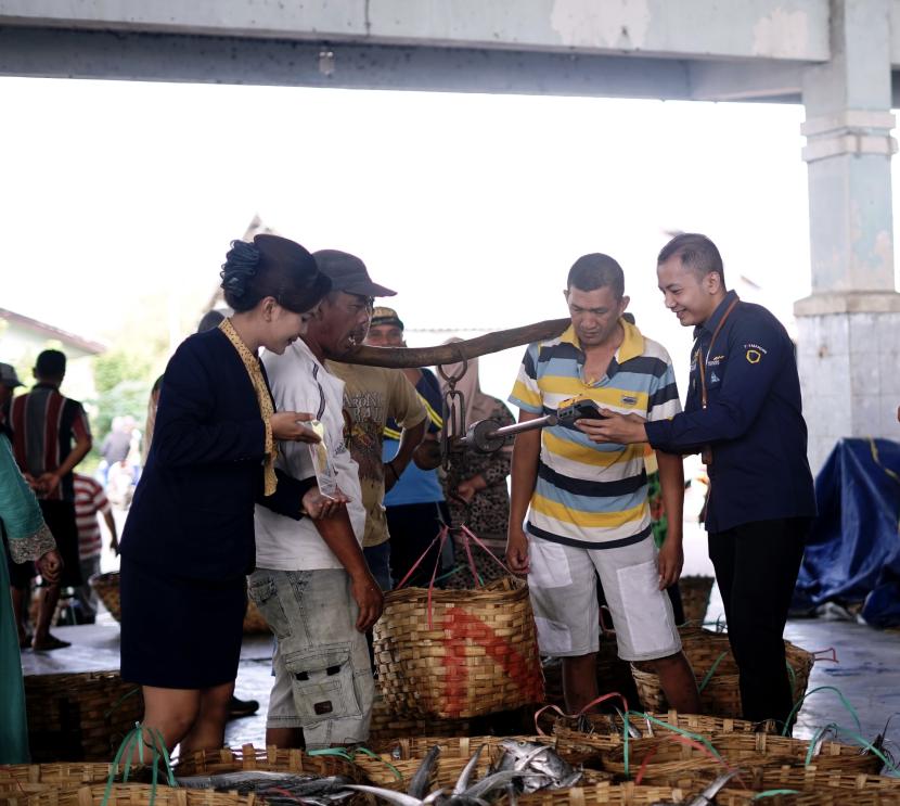 Bank Mandiri terus berupaya menyediakan akses, produk, dan layanan keuangan yang bisa diperoleh dan dijangkau masyarakat luas sesuai dengan prinsip berkelanjutan.