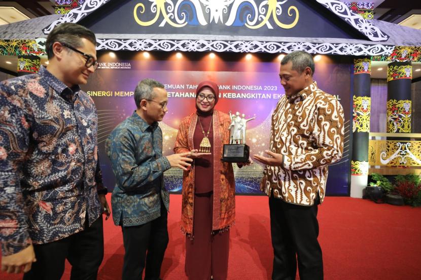 Bank Mandiri terus mendukung Bank Indonesia (BI) dalam mengimplementasikan kebijakan-kebijakan moneter untuk menjaga kestabilan sektor keuangan dan mendorong laju pertumbuhan ekonomi Indonesia. 