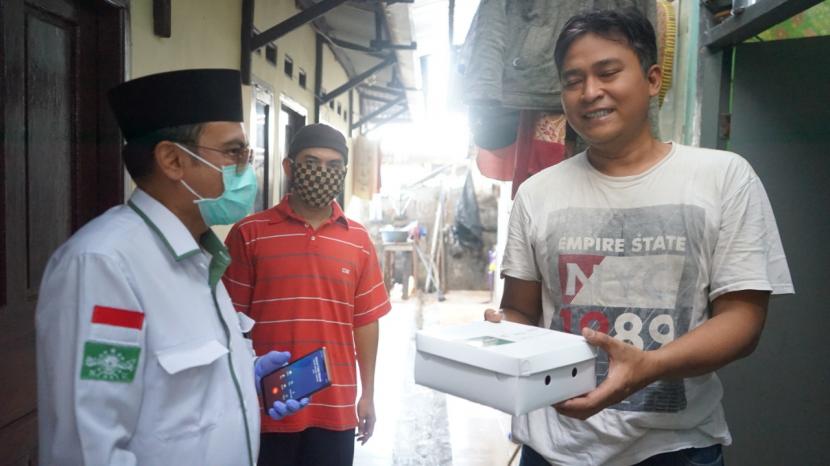 Bank Mega Syariah bersama NU Care-LAZISNU menggandeng warteg dan warung-warung kecil untuk menyediakan paket makanan berbuka puasa bagi warga.