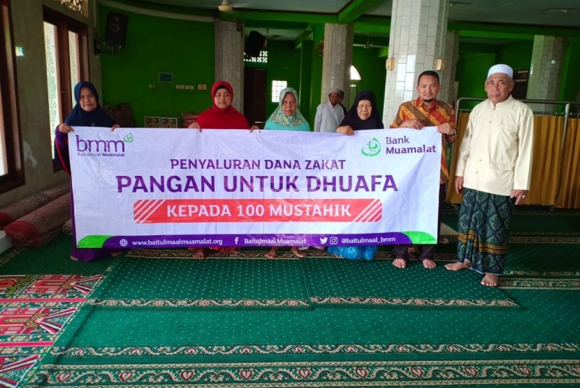 Bank Muamalat salurkan dana zakat kepada 100 mustahik di Jakarta, Kamis, (18/4).