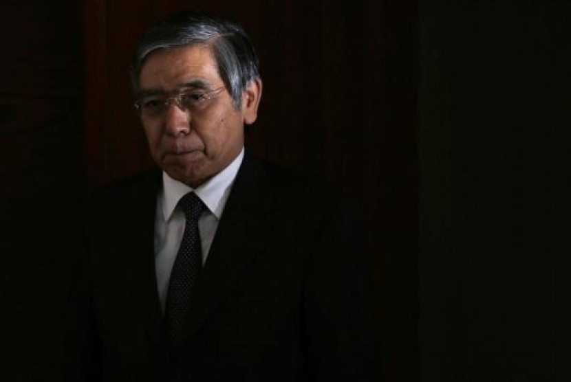 Bank of Japan (BOJ) Governor Haruhiko Kuroda walks into a news conference at the BOJ headquarters in Tokyo October 7, 2014.