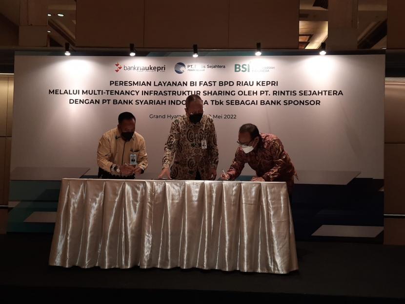 Bank Pembangunan Daerah (BPD) Riau Kepri menjadi BPD pertama se-Sumatera yang terkoneksi dengan layanan BI-FAST melalui kerja sama dengan PT Rintis Sejahtera dan Bank Syariah Indonesia. 
