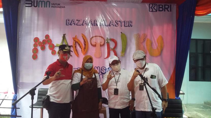 Bank Rakyat Indonesia (BRI) menggelar kembali Bazaar Klaster Mantriku sebagai upaya pemberdayaan UMKM binaannya dengan mekanisme pembayaran ‘cashless transaction’ atau transaksi nontunai selama proses jual beli. Acara ini berlokasi di BRI Kantor Unit Ciracas jakarta timur dengan menerapkan protokol kesehatan yang ketat.