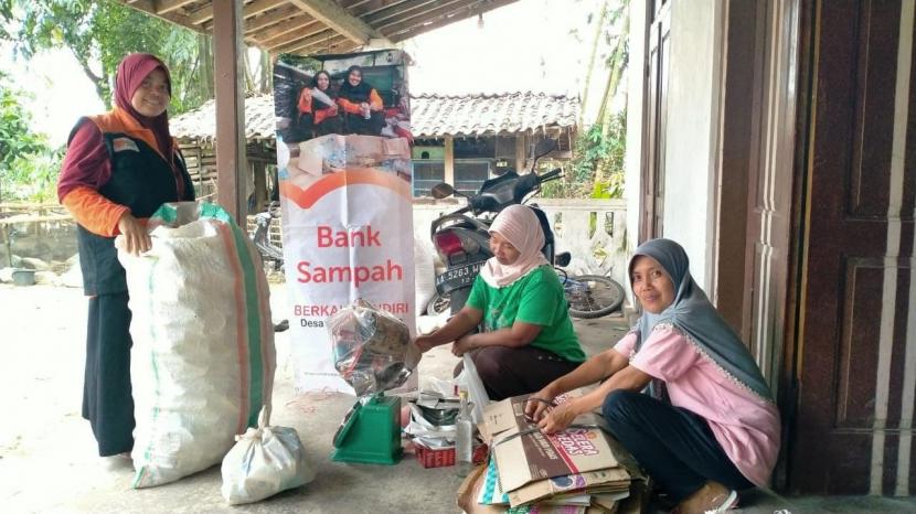 Bank Sampah Berkah Mandiri adalah Bank Sampah binaan Rumah Zakat yang terletak di Desa Bringin, Kabupatena Magelang Jawa Tengah. Hadirnya bank sampah tersebut salah satunya adalah untuk melayani masyarakat untuk mengurangi keberadaan sampah rumah tangga.