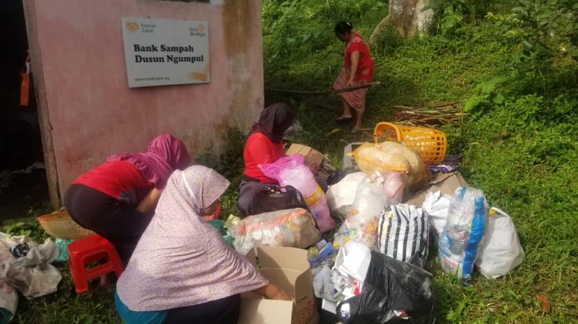 Bank Sampah binaan Rumah Zakat yang ada di Dusun Ngumpul juga melaksanakan program tabungan sampah. 
