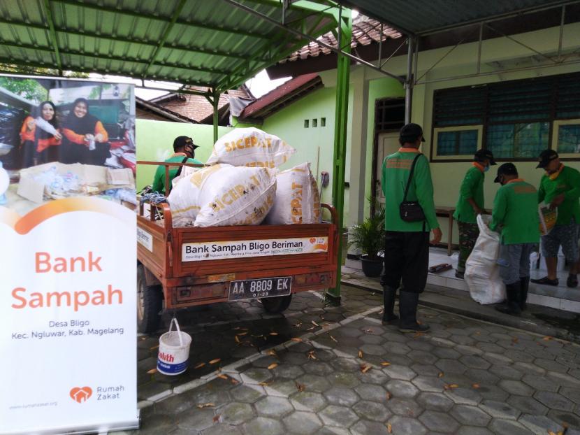 Bank Sampah Bligo Beriman binaan Rumah Zakat melaksanakan kegiatan rutin menjemput sampah yang dikumpulkan oleh nasabah bank sampah pada Ahad (21/2) bertepatan dengan Hari Peduli Sampah Nasional.