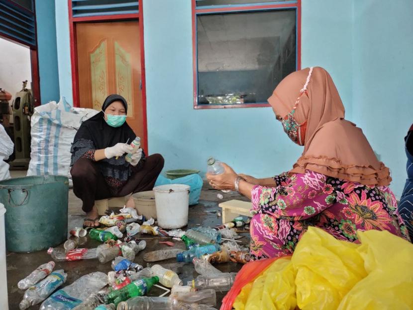 Bank Sampah Cendana Berseri (Ceseri) binaan Pertamina Samarinda dan Rumah Zakat tetap melakukan penimbangan sampah di bulan Ramadhan. Seperti yang dilakukan pada Ahad (18/4).