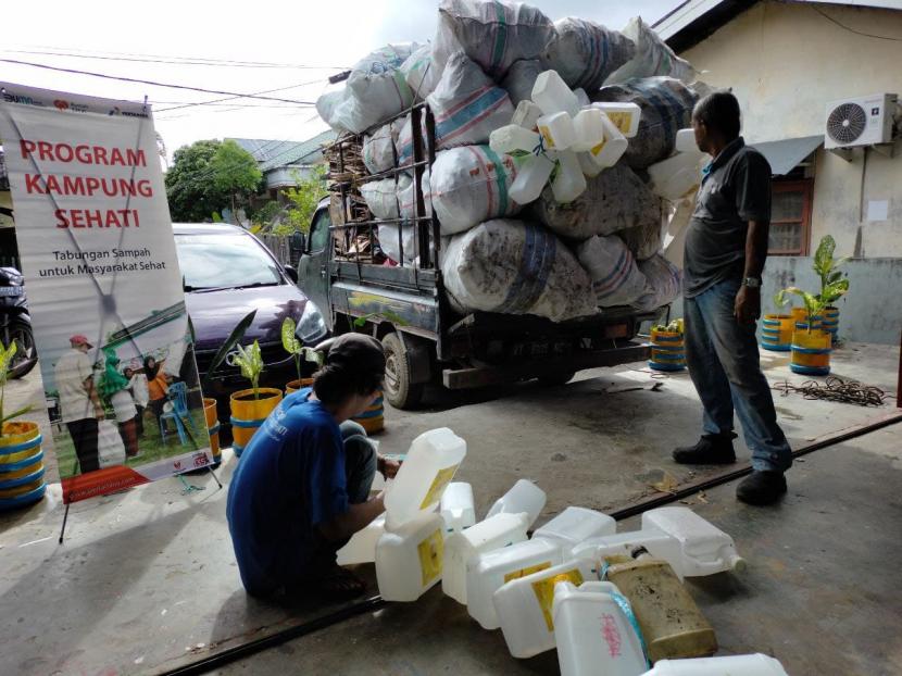 Bank Sampah Ceseri (Cendana Berseri) melakukan pemilahan sampah dan panen sampah sebanyak 630 kg yang terdiri dari sampah botol dan gelas plastik, kardus, kertas, aluminium, besi, kaleng dan lainnya, Ahad (20/6).