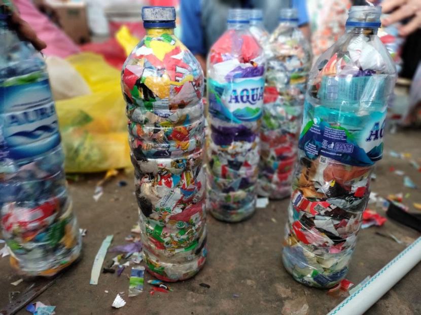 Bank Sampah Ceseri memanfaatkan plastik-plastik kresek yang tidak ada nilai jualnya di bank sampah untuk dijadikan ecobrick.