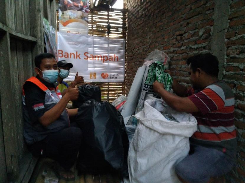 Bank Sampah Guyub Rukun merupakan salah satu bank sampah binaan Rumah Zakat di desa Berdaya Dibal, Boyolali, Jawa Tengah. Salah satu Program Bank Sampah Guyub Rukun adalah Sedekah Sampah atau Barang Bekas.