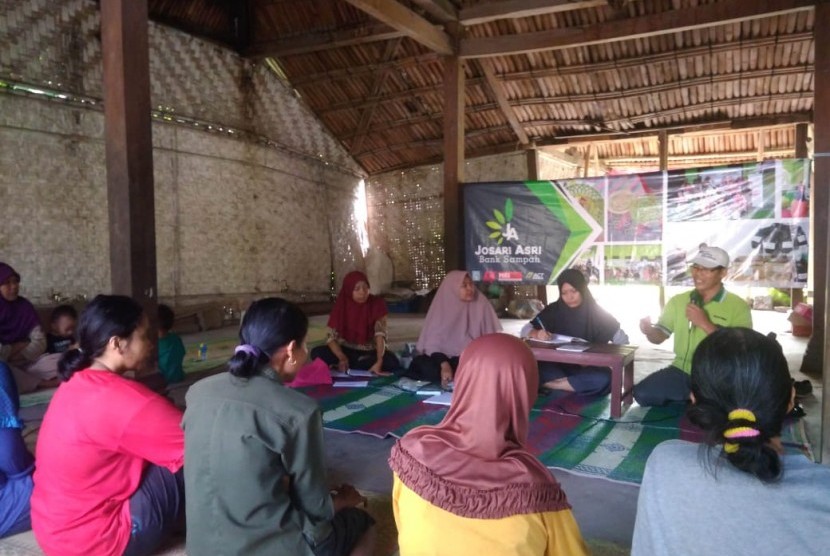 Bank Sampah Josari Asri (BSJA) di Kampung Josari, Desa Tridadi, Kecamatan Sleman, Kabupaten Sleman, DIY, yang baru saja diresmikan masyarakat Kampung Josari bersama ACR-MRI DIY, Senin (3/6). ACT