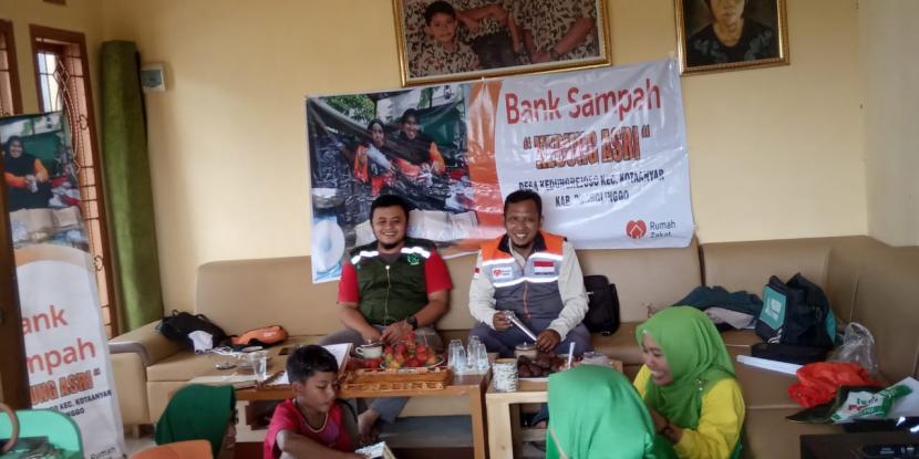 Bank Sampah Kedung Asri mengadakan kegiatan pelatihan membuat kreasi kerajinan dari sampah kertas bekas kepada 20 ibu-ibu anggota bank sampah.