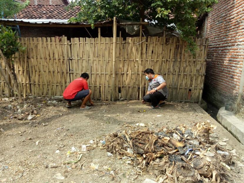 Bank Sampah Melingkar yang didirikan oleh Relawan Rumah Zakat Desa Berdaya Kebandingan sejak bulan April 2021 terus menunjukan perkembanganya. Berawal dari tujuan untuk mengajari anak-anak binaanya di rumah literasi yang ia dirikan, Azis mengajarkan bagaimana cara memanfaatkan sampah menjadi uang, dan lingkungan juga menjadi bersih.