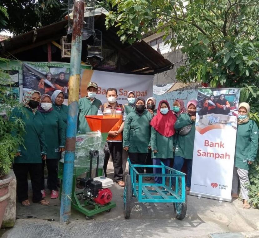 Bank Sampah Mugi Lestari, Surabaya, mendapat bantuan mesin pencacah sampah organik, gerobak sampah non organik dan timbangan sampah digital dari Rumah Zakat.