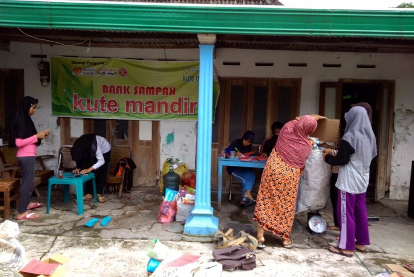  Bank Sampah RZ Sarana Kampanye Peduli Lingkungan 