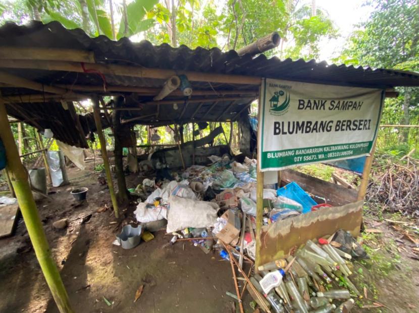 Bank sampah yang dioperasikan warga Dusun Blumbang, Kalibawang, Kabupaten Kulon Progo, DIY bersama dengan mahasiswa KKN UAD. 