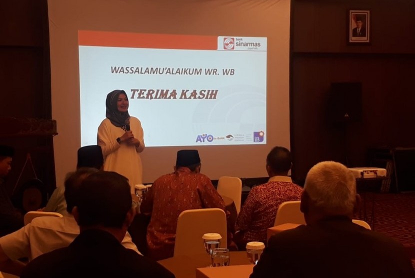  Bank Sinar Mas Syariah memperkenalkan produk barunya Tabungan Haji ke KBIH se Kota Bandung, Kamis (8/11).