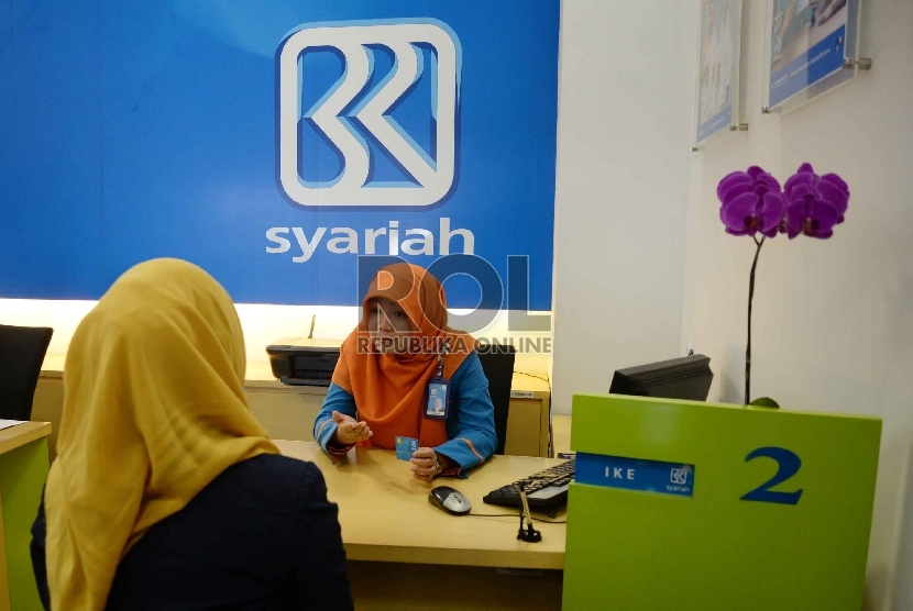 Bank Syariah Belum Perlu IPO: Petugas melayani nasabah di Bank BRI Syariah, Jakarta, Senin (16/2).