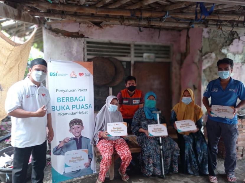 Bank Syariah Indonesia (BSI) bersama Laznas BSM Umat menggandeng Rumah Zakat memberikan 2.000 paket Berbagi Buka Puasa (BBP) kepada masyarakat.