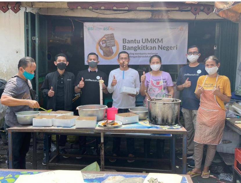 Bank Syariah Indonesia (BSI) membagikan 200 paket isoman untuk masyarakat di kawasan Tanah Abang Jakarta. Paket ini diperuntukkan bagi kaum dhuafa dan masyarakat di lebih dari 50 KK. Acara ini digagas oleh BSI Muda Bank Syariah Indonesia dan Yayasan Bangun Sejahtera Mitra Umat. 