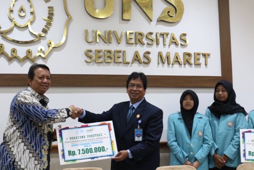 Bank Syariah Mandiri (BSM) memberikan beasiswa kepada mahasiswa Universitas Sebelas Maret (UNS) Solo yang memperoleh medali di ajang Pekan Ilmiah Mahasiswa Nasional (Pimnas) ke-32 di Universitas Udayana Bali pada 27-31 Agustus 2019. Pemberian beasiswa diserahkan oleh Area Manager BSM Solo, Zulfikar, kepada Rektor UNS, Jamal Wiwoho, di Gedung Rektorat UNS, Solo, Selasa (3/9).