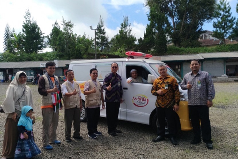 Bank Syariah Mandiri KCP Subang bersama Laznas BSM Umat menyerahkan satu unit mobil ambulans kepada Yayasan As-Syifa Al-Khoeriyyah, Senin (18/12). 