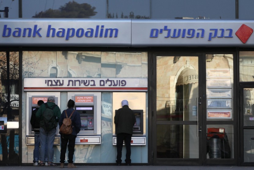 Bank terbesar di Israel, Bank Hapoalim.Bank sentral Israel menyebutkan defisit anggaran akan mencapai sekitar 13 persen dari Produk Domestik Bruto (PDB) pada tahun ini dan menjadi tujuh persen pada tahun depan.  