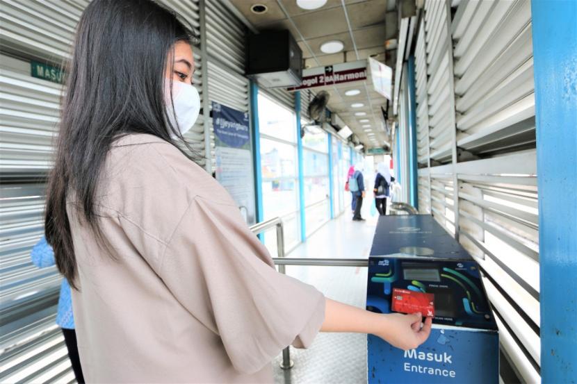 Konsistensi Bank DKI menghadirkan kemudahan bertransaksi kepada nasabah melalui produk perbankan digital mendapatkan apresiasi dalam Infobank Digital Brand Awards 2021. Bank milik Pemerintah Provinsi DKI Jakarta tersebut mendapatkan penghargaan di 6 kategori sekaligus.